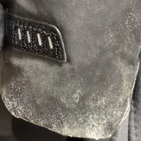 衣服翻出来长霉斑？别急着刷、泡84、扔：先看霉长多深、什么面料，再决定怎么救