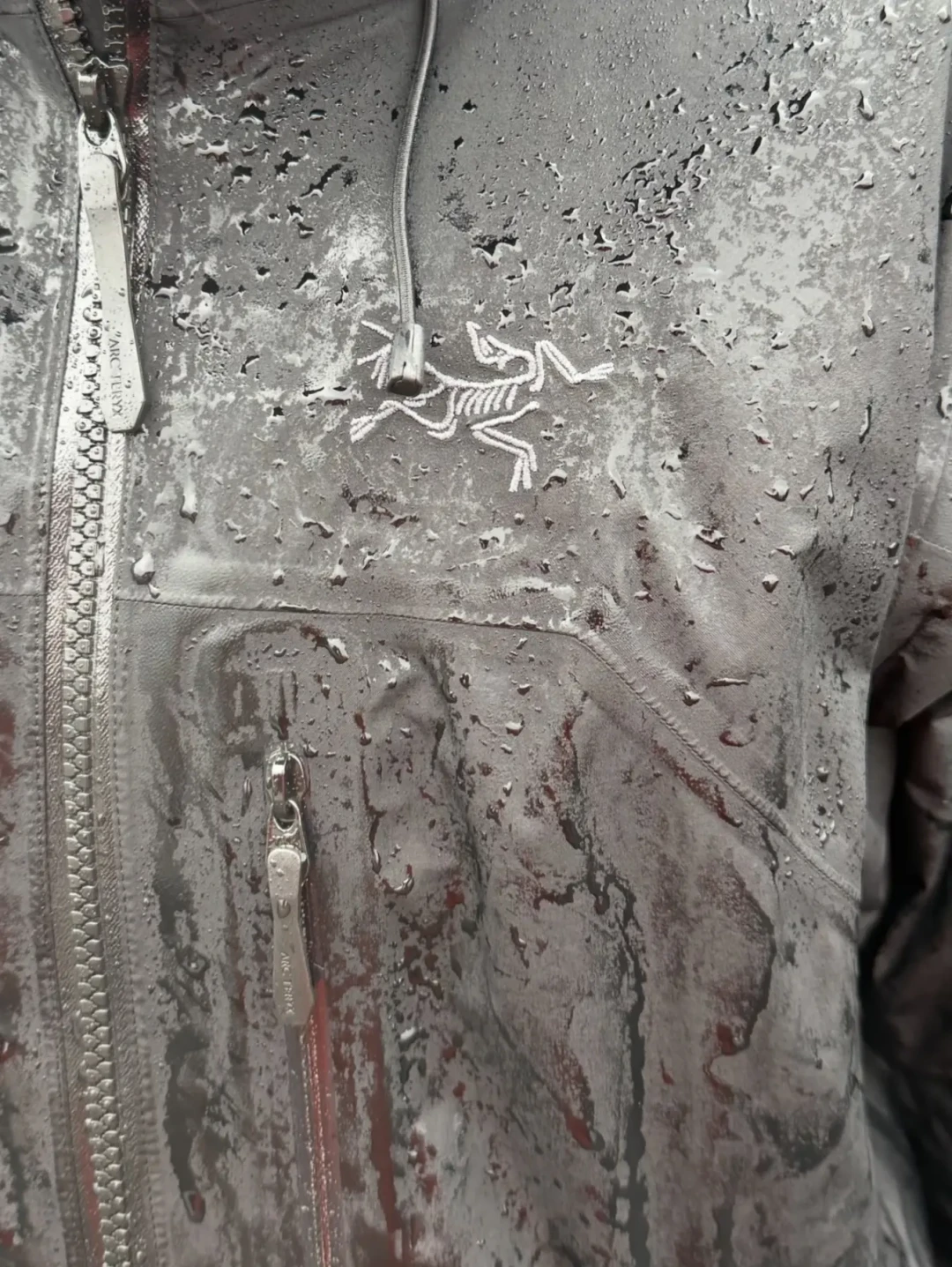 商详页都在喊「无氟」的冲锋衣：掏溢价之前，先把这三笔账算清