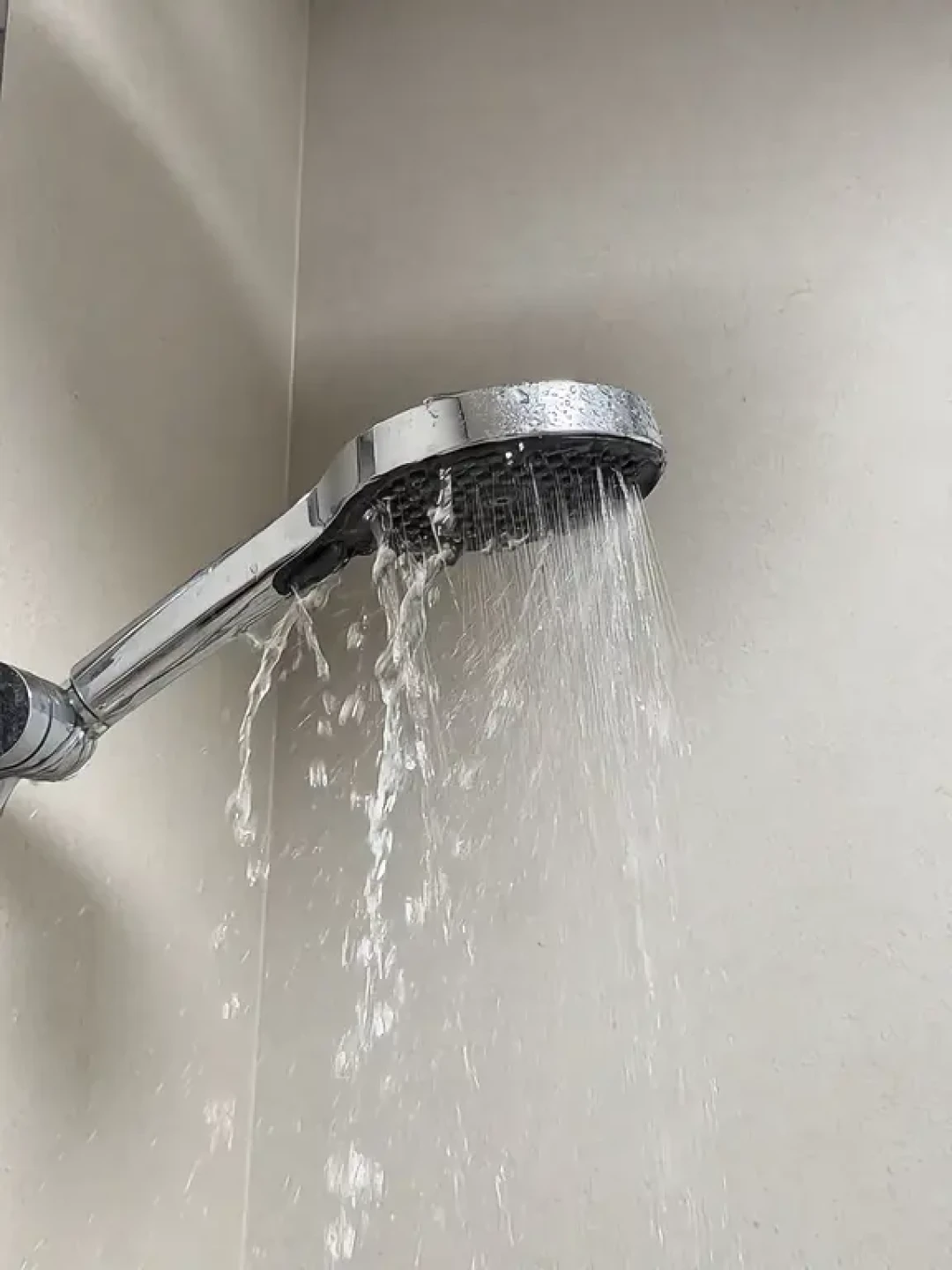 花洒堵水垢?别急着泡白醋、上百洁布:先摸出水口,再看镀层,才决定泡什么、擦什么