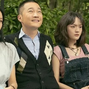 如何评价《燃烧吧!爸爸》里敲碎父亲头盖骨的行为?