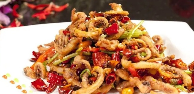 干煸鱿鱼须：一盘焦香，烟火下酒