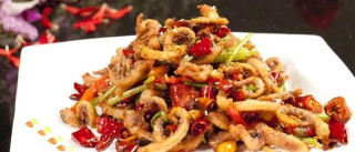 干煸鱿鱼须：一盘焦香，烟火下酒