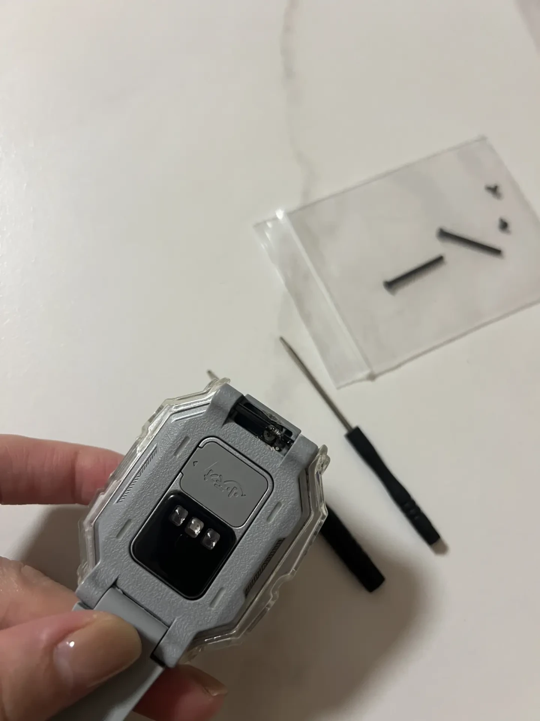 小天才表带上的「换装经济」:3元DIY到49元限定,泛黄、滑丝、过敏的账我算齐了