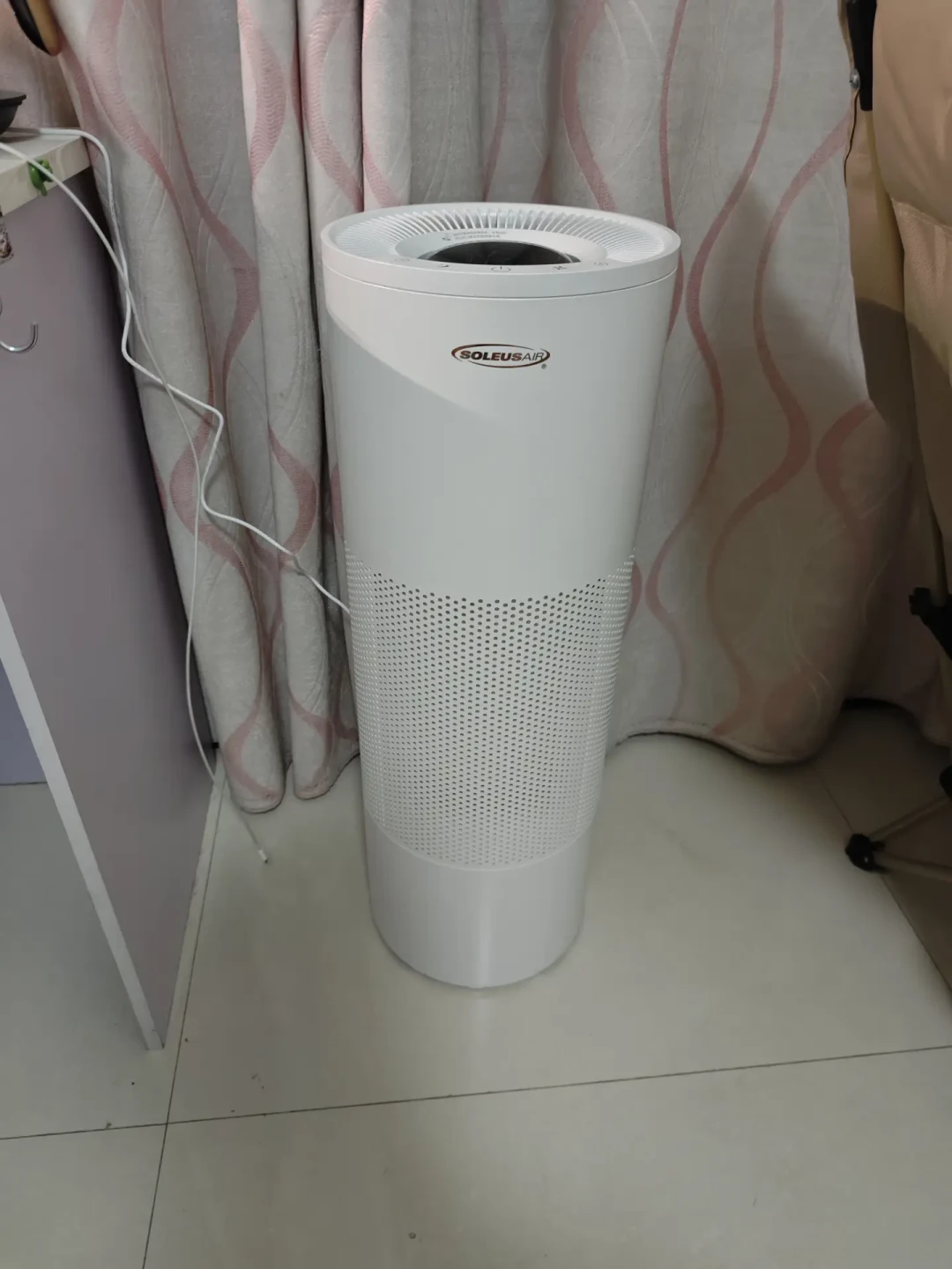 加湿器翻出来直接加水就开?别急着倒白醋,也别滴精油:先看类型,再查水箱,才决定用什么洗、加什么水
