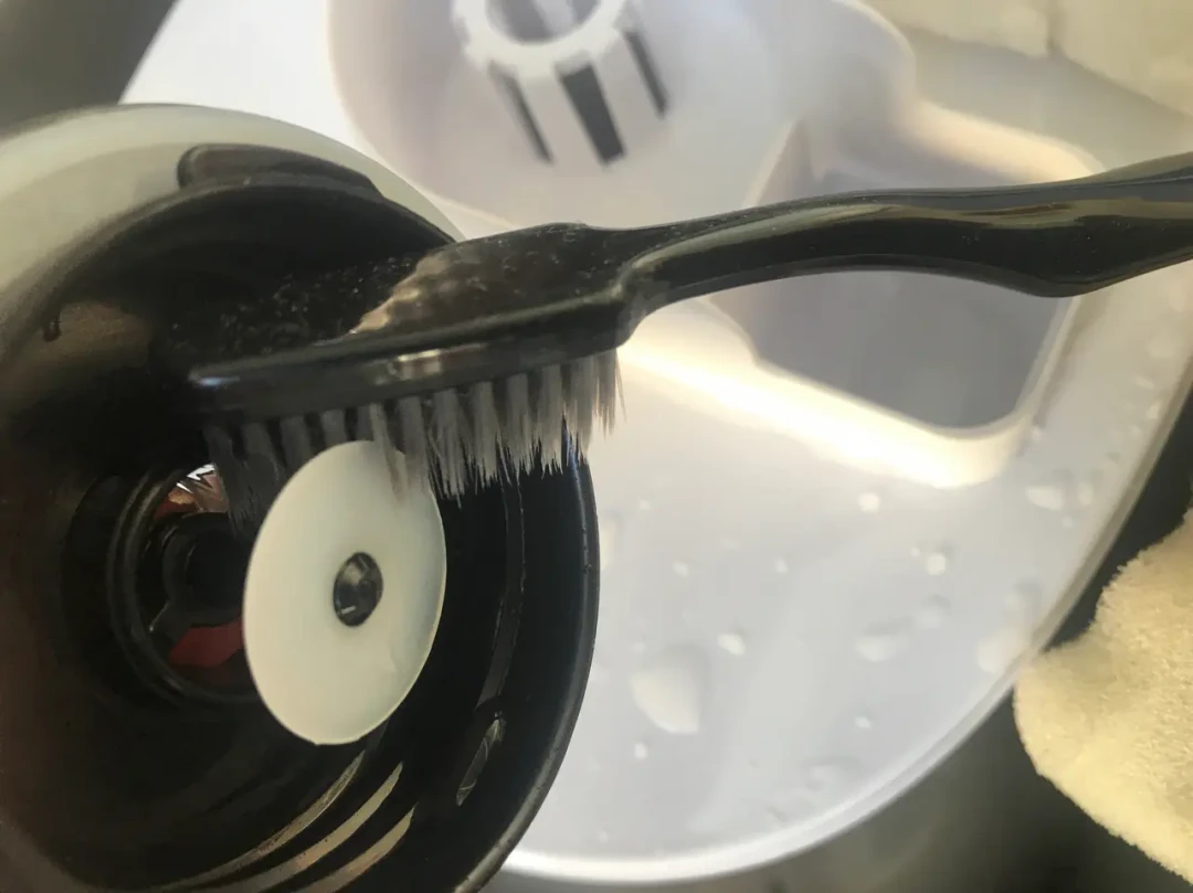 加湿器翻出来直接加水就开?别急着倒白醋,也别滴精油:先看类型,再查水箱,才决定用什么洗、加什么水