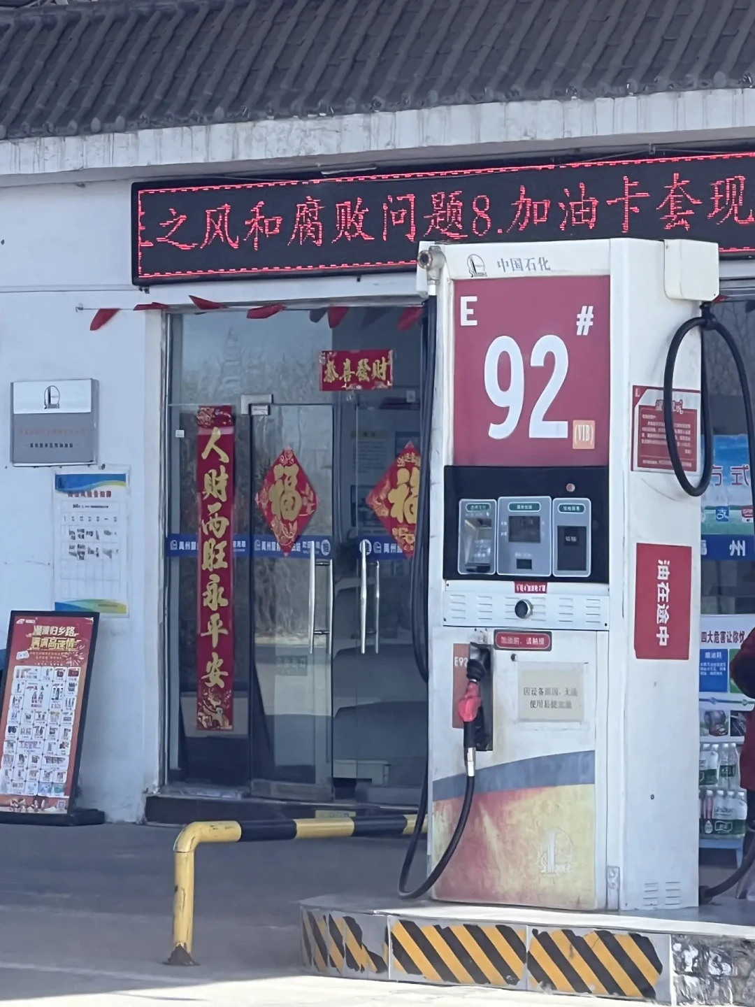 “一箱乙醇汽油烧出42升水”算错了对象：老车真正要防的是放不过一个月的油和那圈橡胶密封