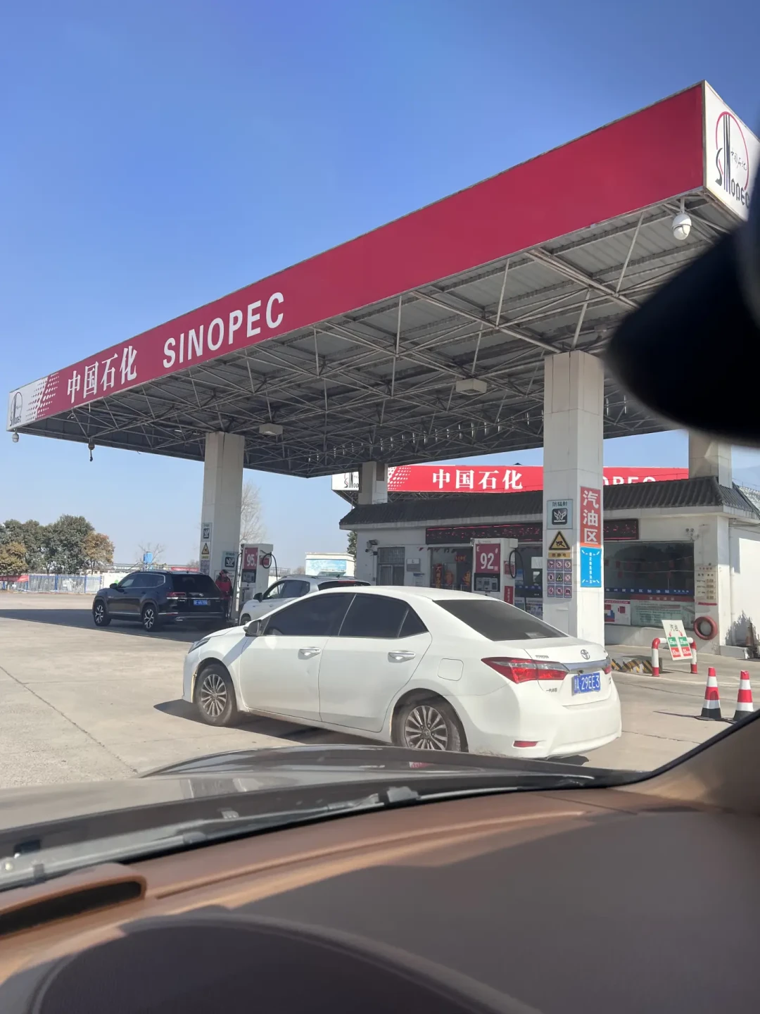 “一箱乙醇汽油烧出42升水”算错了对象：老车真正要防的是放不过一个月的油和那圈橡胶密封