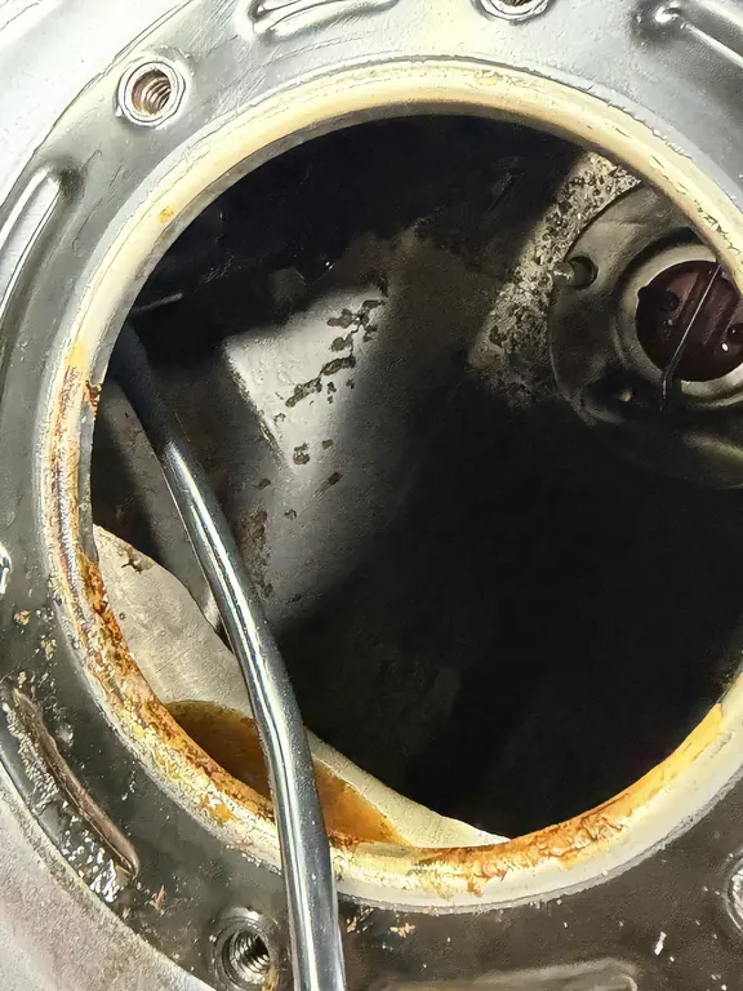 “一箱乙醇汽油烧出42升水”算错了对象：老车真正要防的是放不过一个月的油和那圈橡胶密封