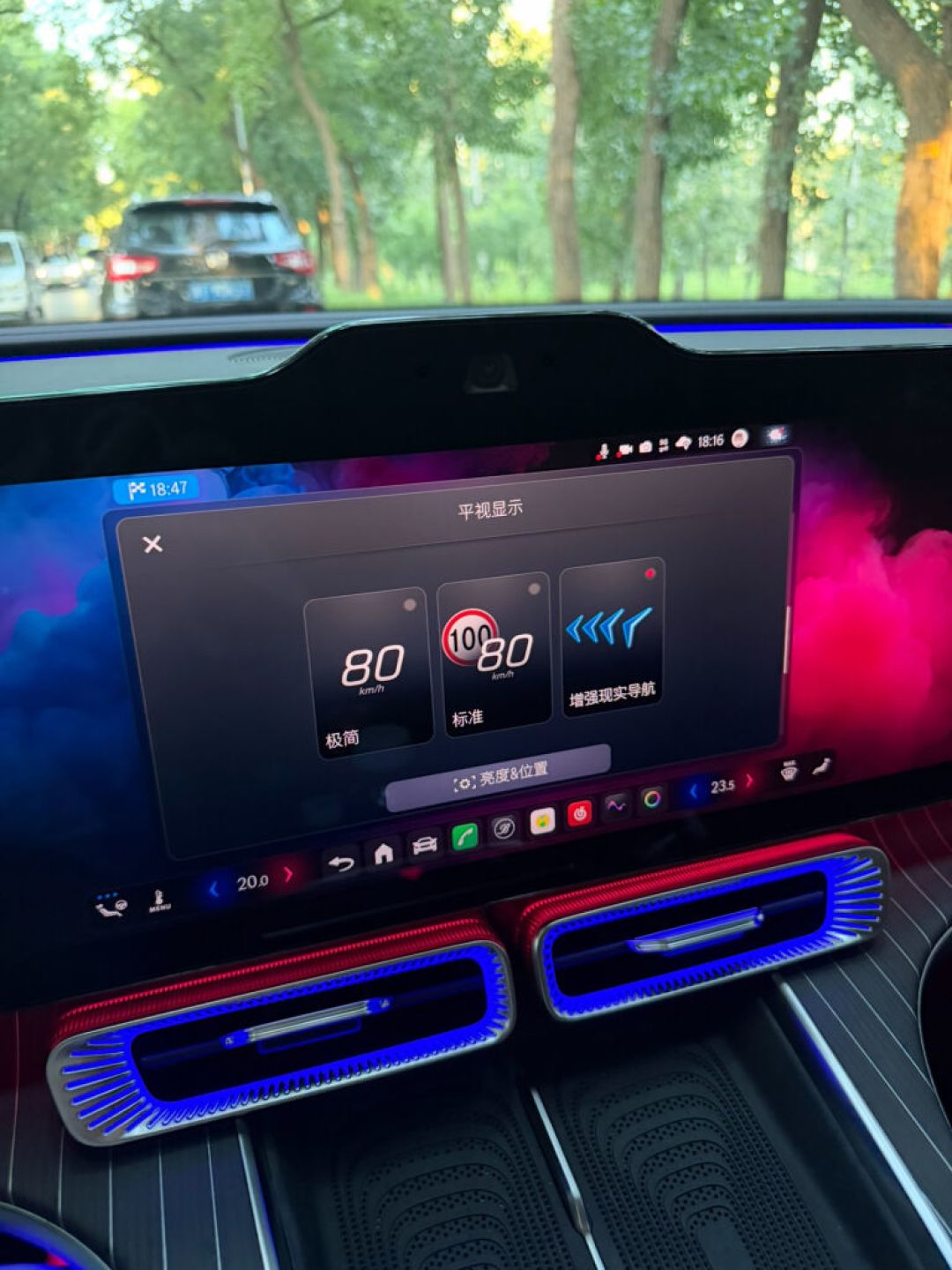 新车的屏集体搬上风挡：24款新车16款带AR-HUD，88英寸和13.8英寸同表打架——我把2万差价账、6类车主吐槽和