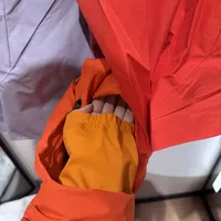 广告笔记把“连帽抽绳”写进卖点，国标早禁了130cm以下：对完466+292条评论的两场选码帖和站内价表，入秋给娃买冲锋衣先算三本账