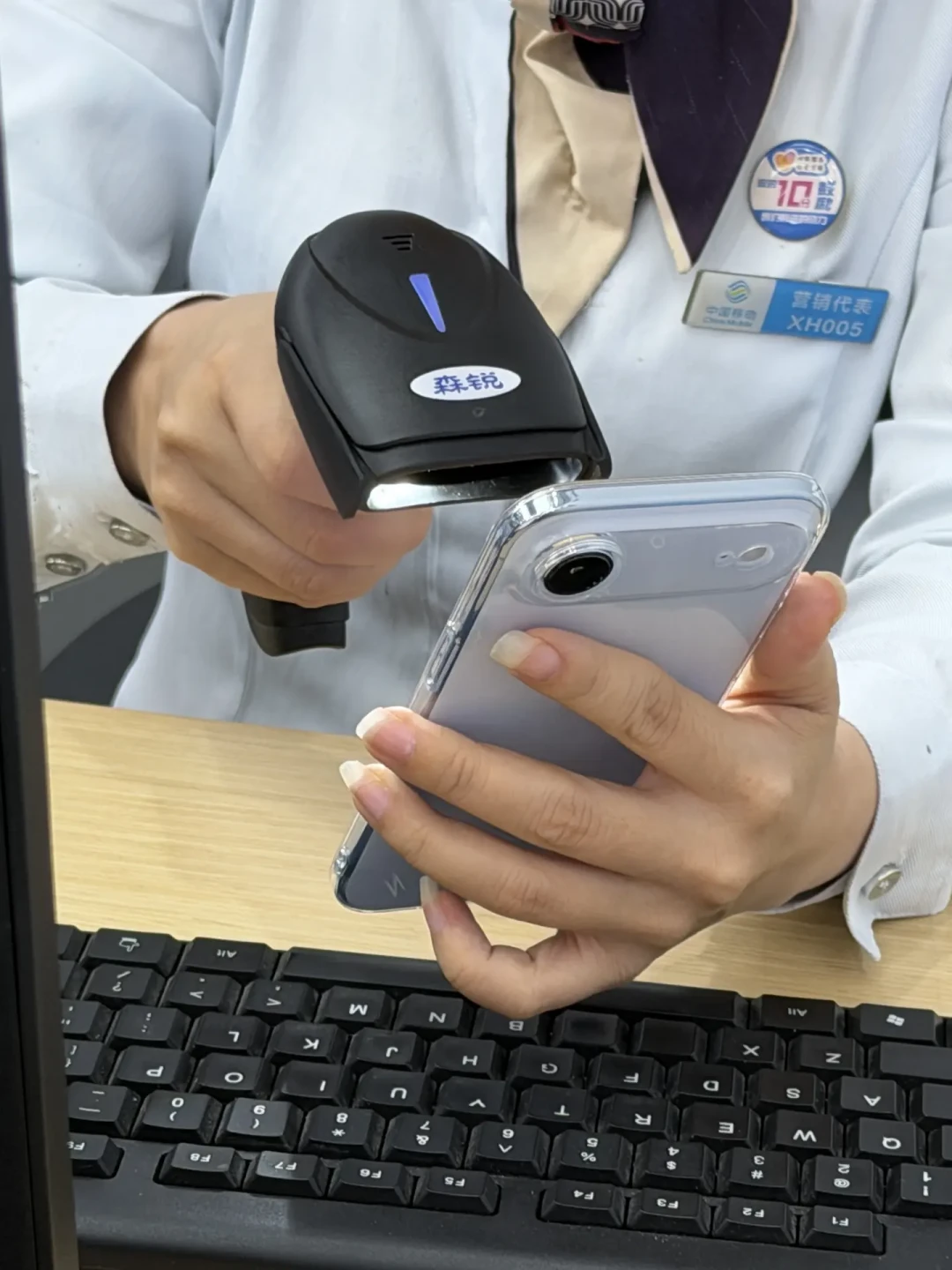 电信用户别急着给iPhone Duo付定金:对完官方口径和20多篇一手办理帖,纯eSIM的3道门槛、异地卡话术和10月16日前的准备清单都排好了