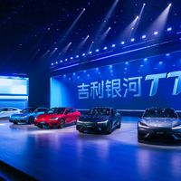 “2030年纯电车百公里11.5度”刷屏，“3吨大电车好日子结束”跟着传开：我核完电耗强制国标的限值公式、购置税减免门槛、腾势D9超3吨到尊界V800满载3.8吨的重车清单和智库养路费口径——金九银十订大电池长续航重车前，先分清“行业目标”和“单车红线”