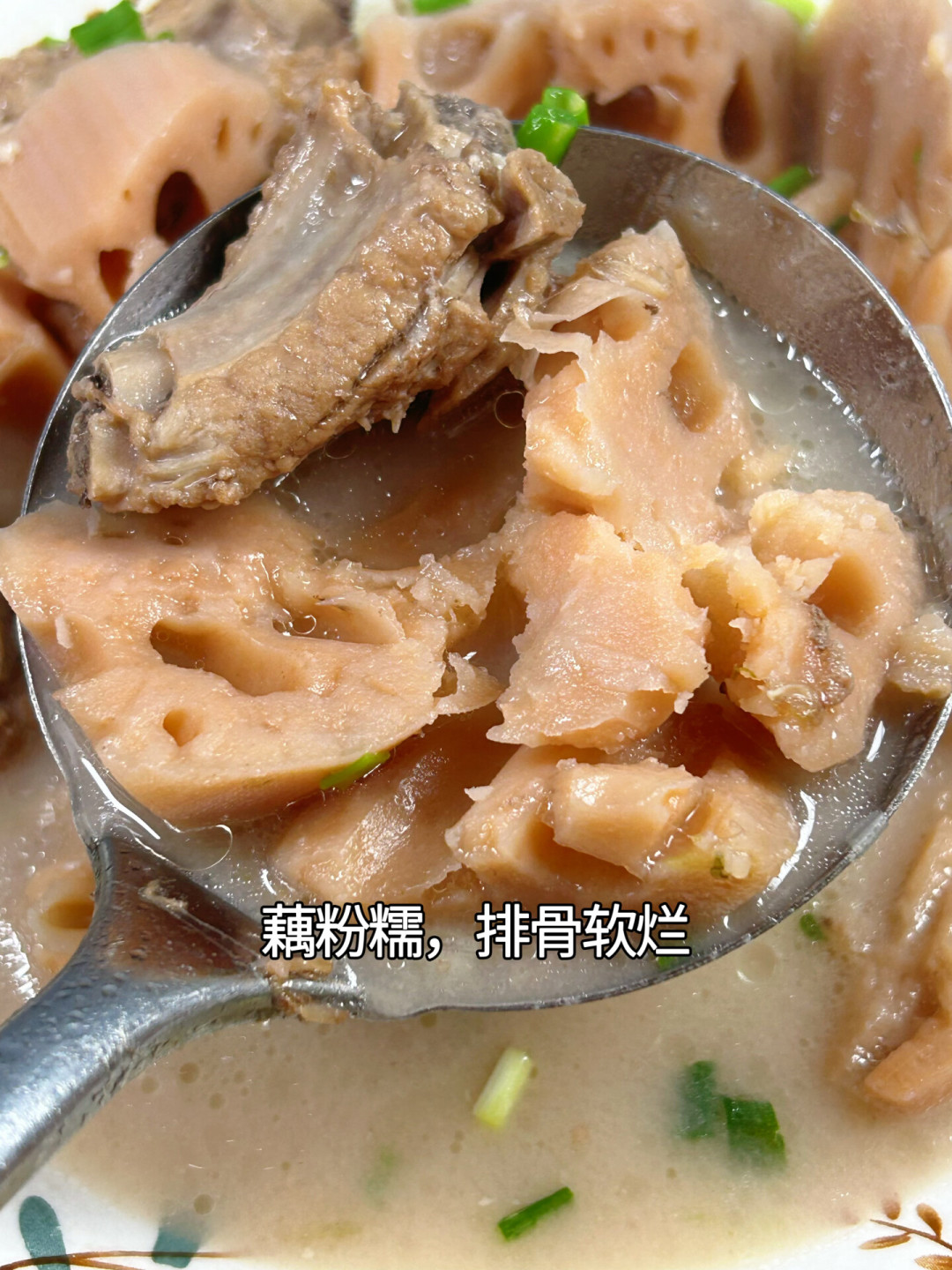 还在数「七孔粉、九孔脆」?9月新藕上市、批发价连降三周:中秋家宴前,先按皮色、短粗、压手认粉藕,再算带泥藕的真实单价,最后记住生食这条底线