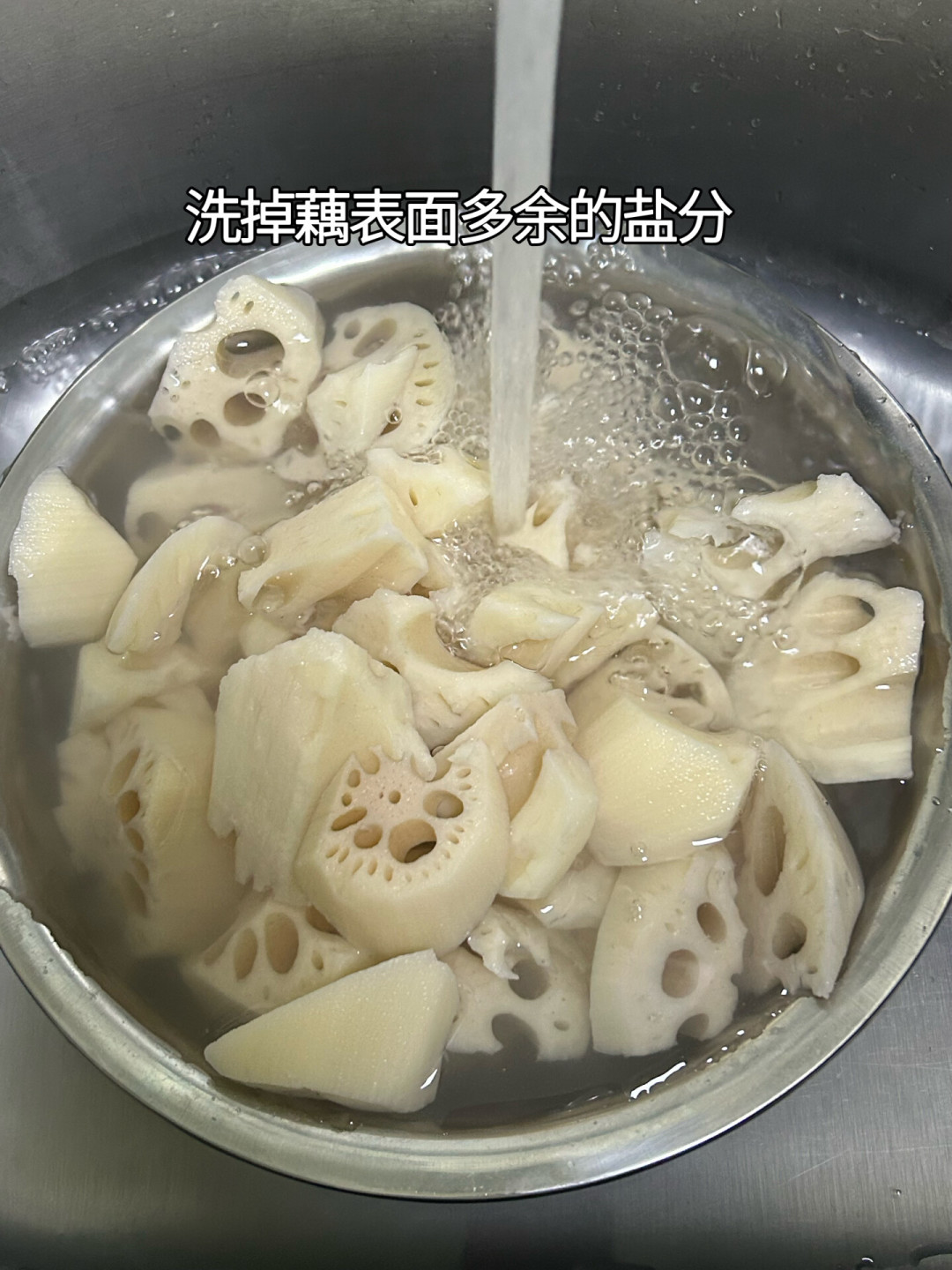 还在数「七孔粉、九孔脆」?9月新藕上市、批发价连降三周:中秋家宴前,先按皮色、短粗、压手认粉藕,再算带泥藕的真实单价,最后记住生食这条底线