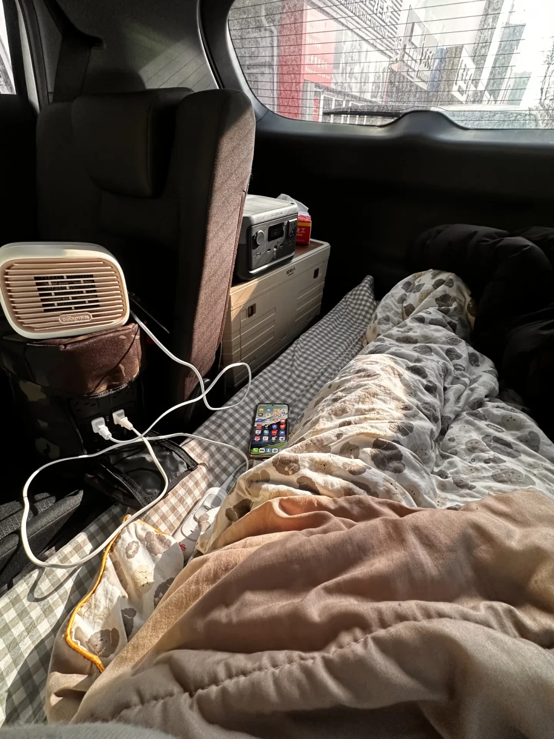 降温后的第一场过夜，274条评论在问怎么取暖：煤油炉、柴火炉、卡式炉、电热毯，到底哪条路能进帐篷
