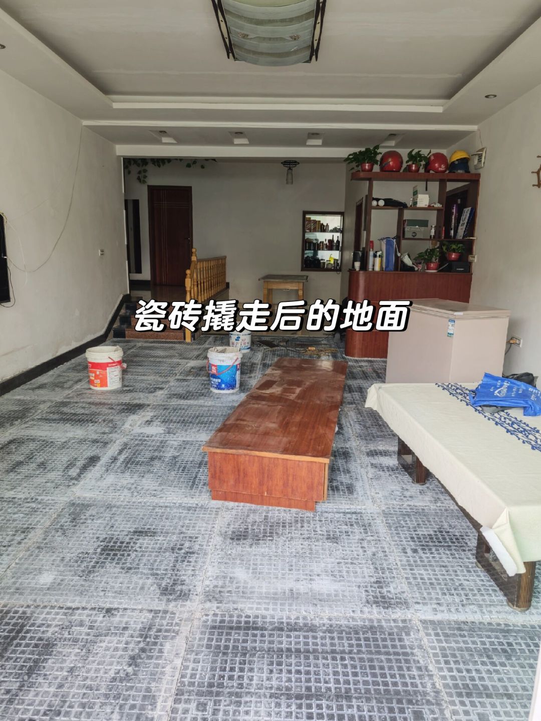 一半晒「两瓶胶91块修好一面墙」,一半哭「胶150一斤、一块砖灌4斤、11块砖5200还一墙胶痕」:翻完4平台几十篇瓷砖空鼓起拱自救帖、DIY账单和上门注胶反证帖,我把三条物理分界线、按斤和按块的口径差、四档真实花销和供暖前最后自查窗口理清了
