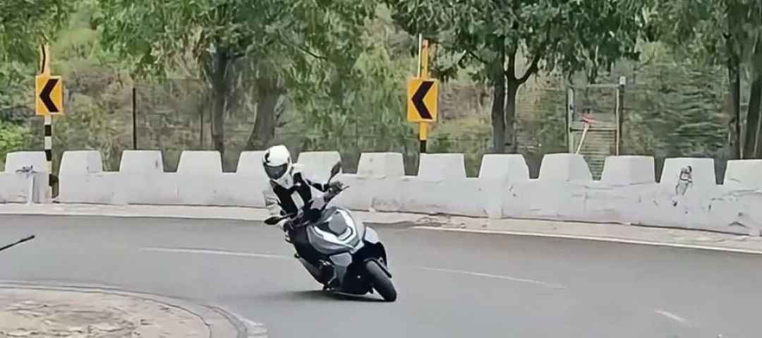 现款旗舰缺席自家发布会，3万级反而挤满了人：我把23980的AE8、27999的E300P MK2和36kW的首驱S300摆上一张桌，摩博会前三万预算的三本账对完了