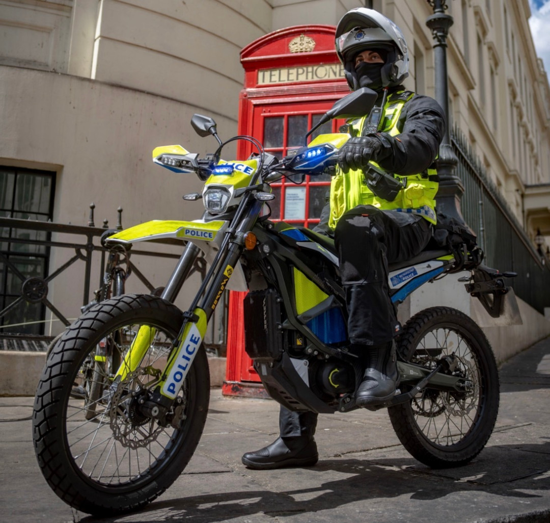 伦敦警察骑上虬龙这事儿有反转:爆料人自己更正,50万英镑是20辆车带备用电池、还没写牌子——入手同款前,把上牌、场地、保值三本账算清