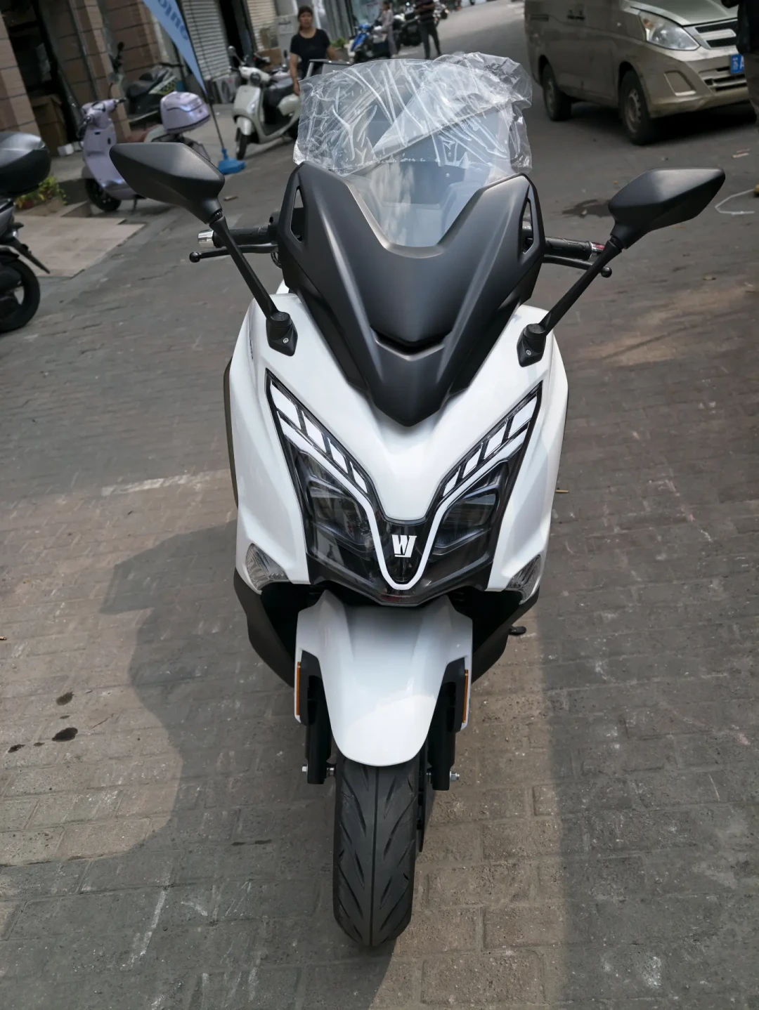 豪爵TVL350首个周末就交付了:西安一次放200台、有门店却排到明年3月,本田反手甩出1000抵5000——350大踏板这场30天混战,批1品控争议、28980的落地账、该锁单还是该等券,我把三本账对完了,摩博会下周开场前先看完