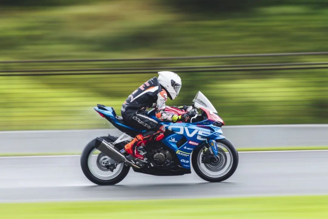 只差凯越650RR三块钱、比老款贵五千:春风500SR电子离合版上市72小时,好评和卡档都被记下来了,这笔账我一次摆清