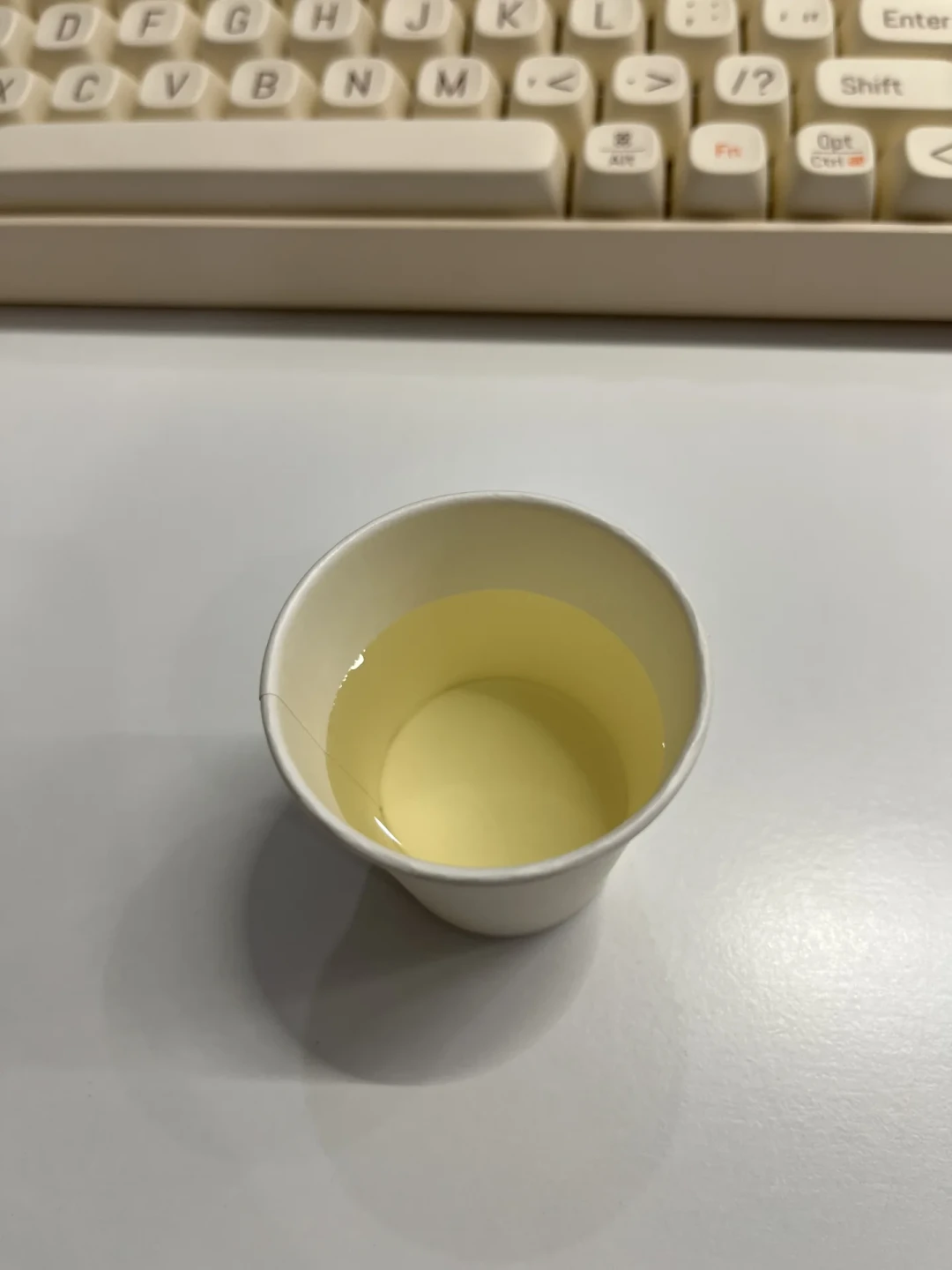 九天两条热搜,椰子水和它的“水替”身份一起塌房:广东91家次查出23家被责令整改、一天1L喝到晕厥进医院——对完3块8一瓶的战争账、瓶身三行字字典和钾的账,这杯谁能喝、怎么挑,理清了