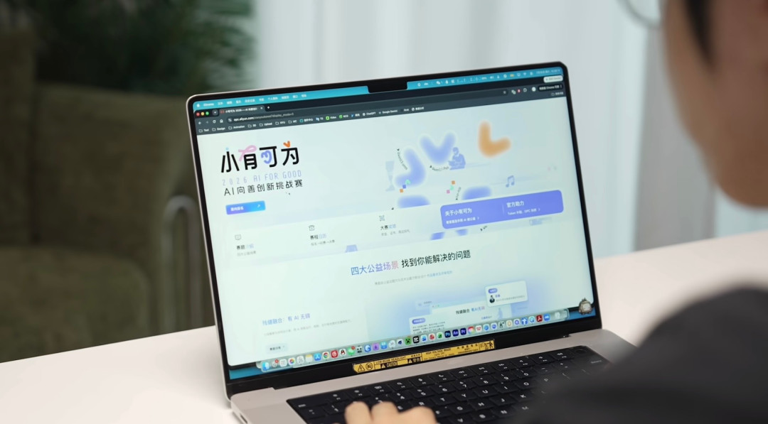 黑灯出题、色弱博主用一副眼镜接题:视障社群替AI眼镜做完了最严验收——下单前,先对一遍这四道题