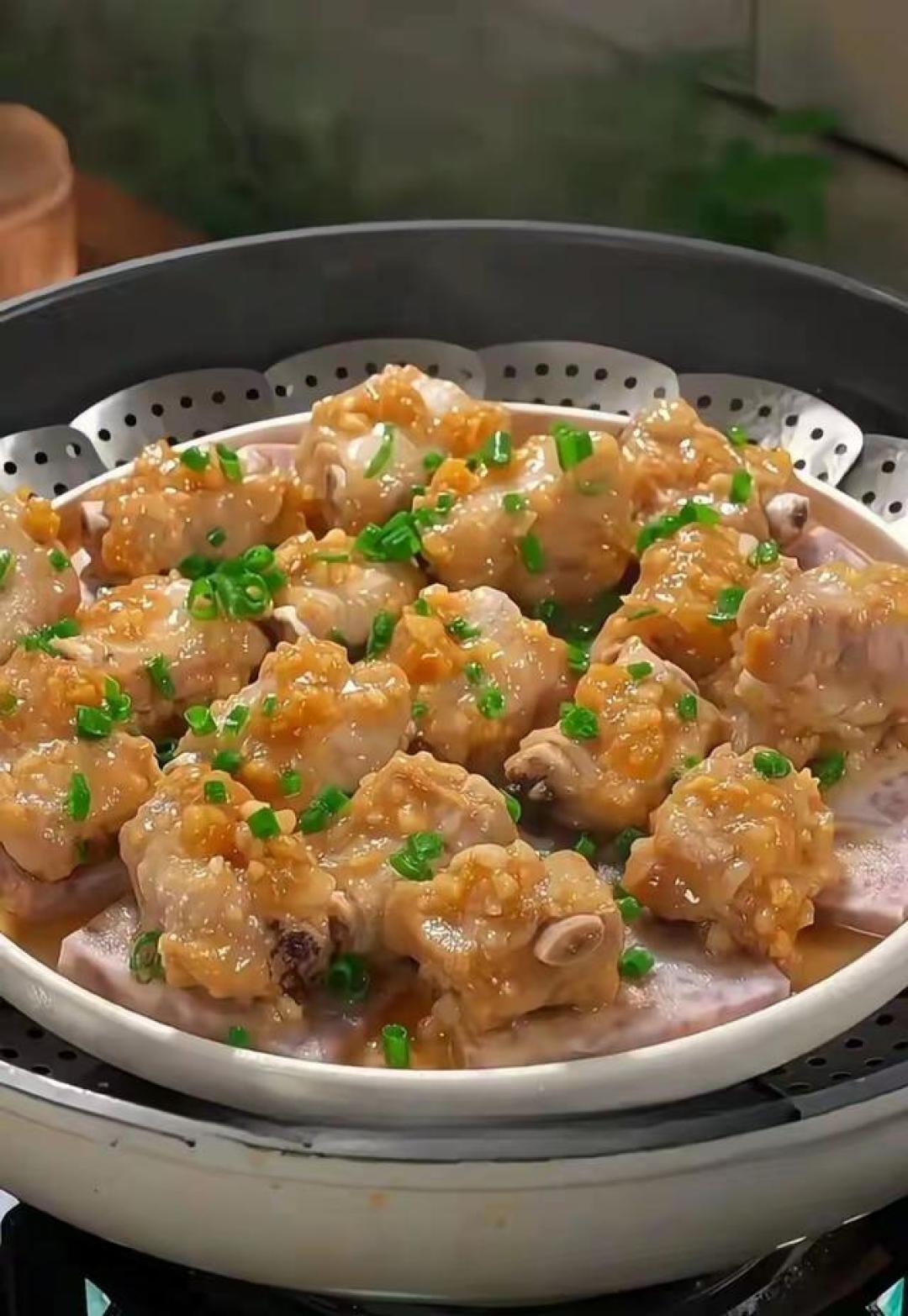 「入秋吃蒸菜」连更到(13),满屏都在喊两周瘦7斤:我把这口锅对了三遍账——省下的油是真的,掉的7斤不是,文末那勺热油还是配方自己泼的