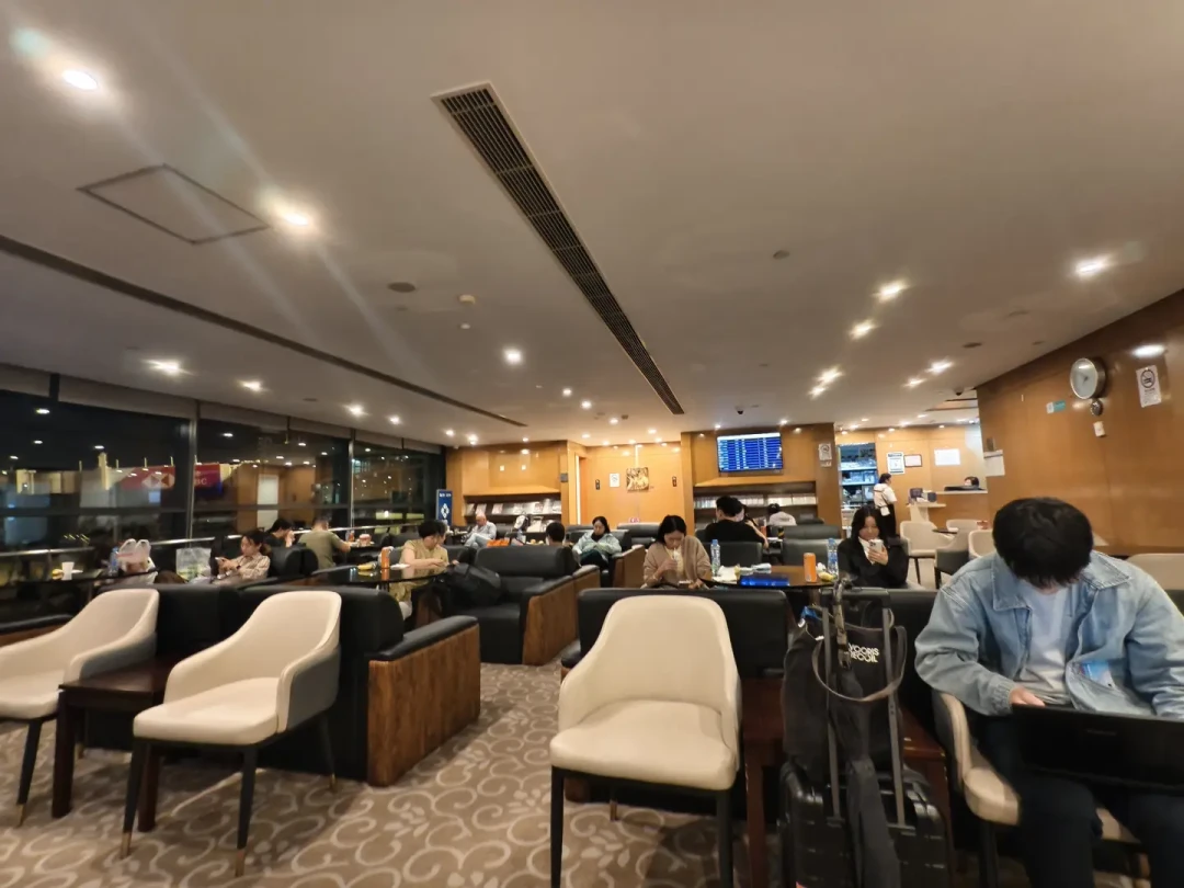 农行贵宾厅目录悄悄换到8.31版:52家机场名单没动,8家一夜改规则——国庆把剩下次数用掉之前,先对号入座