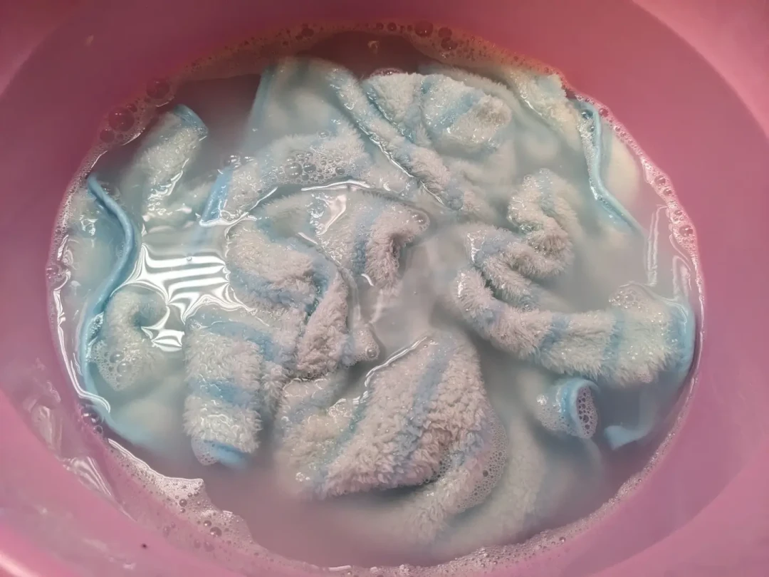 毛巾越用越臭、越洗越硬?别急着下锅煮,更别加柔顺剂:先把「臭」和「硬」分开,再决定上碱、上酸还是换