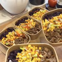 有款"300大卡"轻食外卖被消保委实测出5.61倍：我给减脂打工人的午饭对了三笔账——热量是假的，蛋白是缺的，30块主要买了个吃草的仪式感