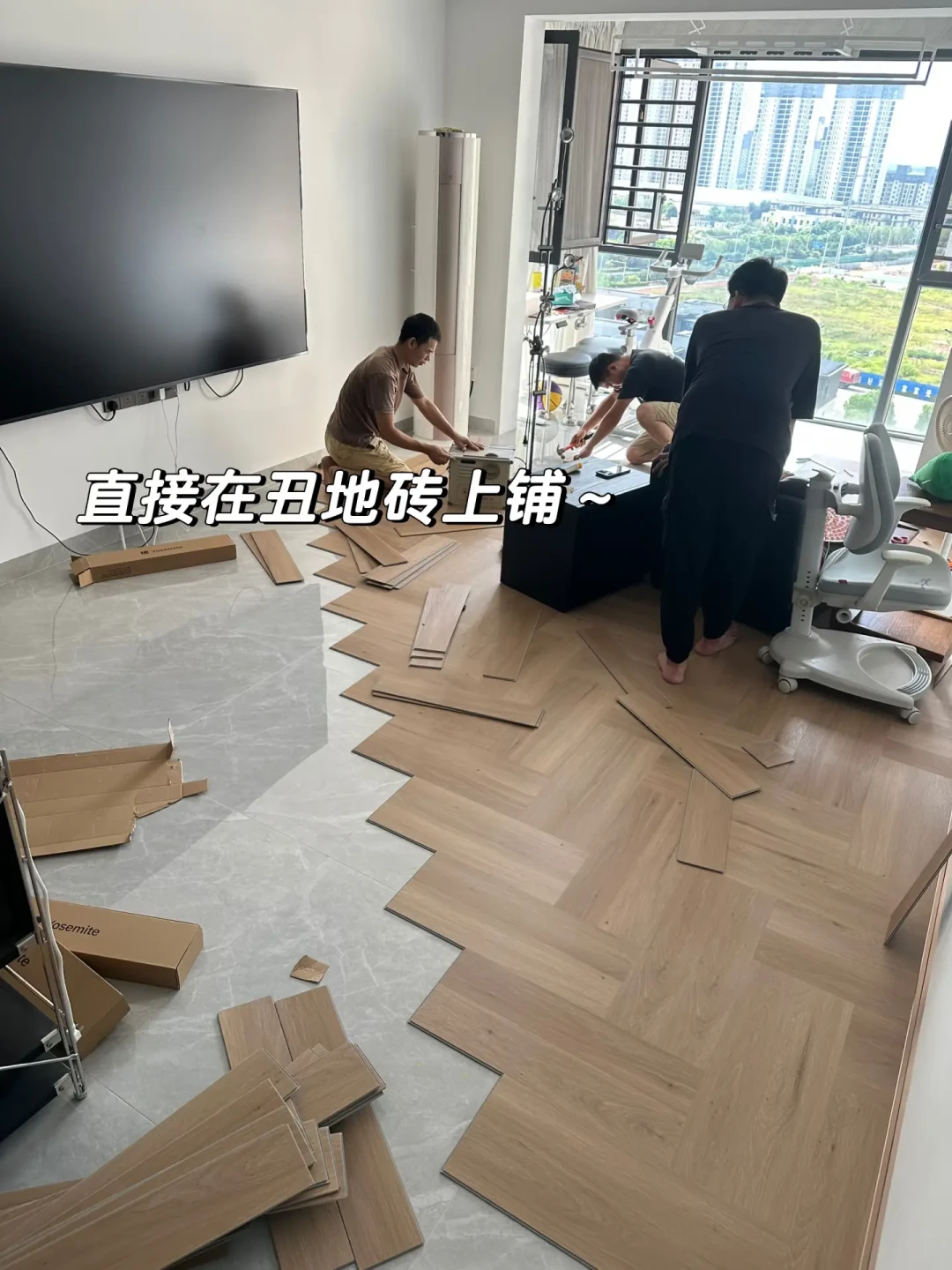 一半晒「51平旧砖上铺新板、3060块落地」,一半哭「铺了5年、第2年开裂第4年碎」:翻完4平台几十篇SPC直铺晒单帖、两份砸砖反账单和一份被全网读错的国标,我把直铺的4条物理分界线、3个口径差、四档真实花销和供暖前窗口期理清了