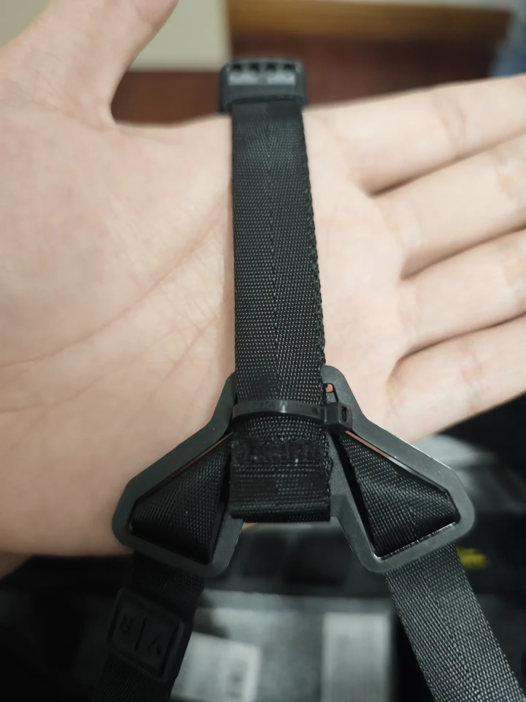 戴了头盔不等于戴规范,你的LS2可能一直在白戴:我把北京条例原文、两起事故通报和全网改扣帖对了一遍,执法的尺子其实就两个数字