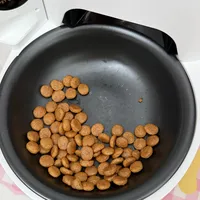 皇家狗粮"出油"炸出549条评论：把工艺论、中招论、假货论对完，换不换先看这一闻