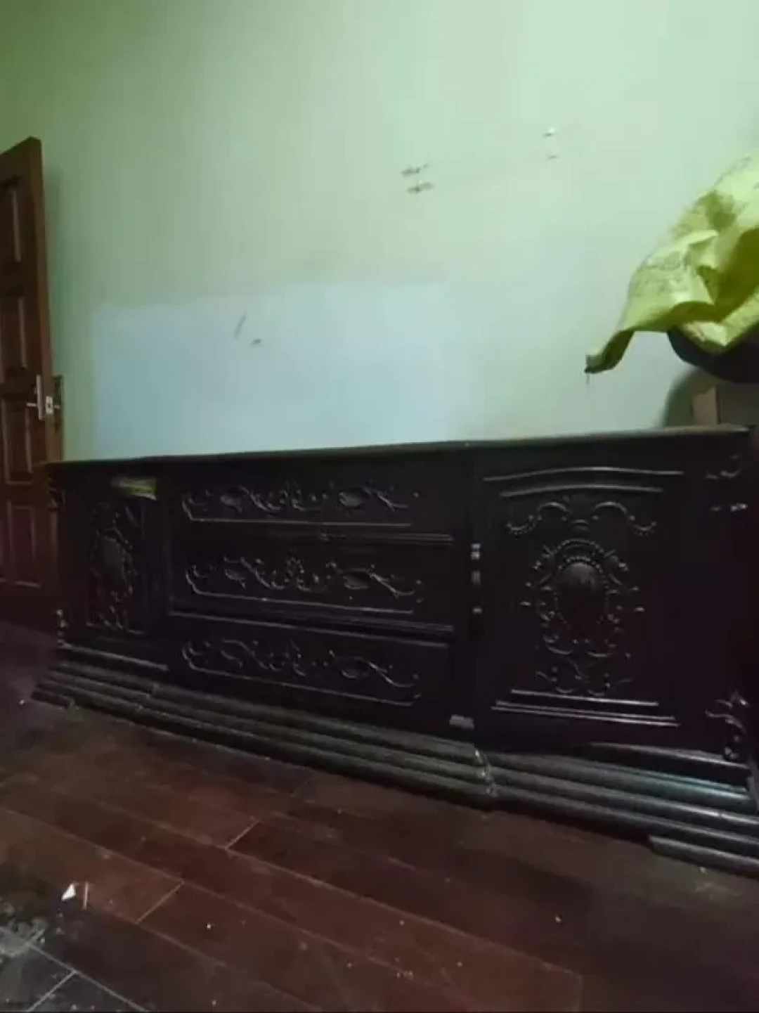红木“保值”这话爸妈说了几十年,直到小十万的家具被砍价到一万八:六个真实成交案例,拆穿老中式家具的回收行情