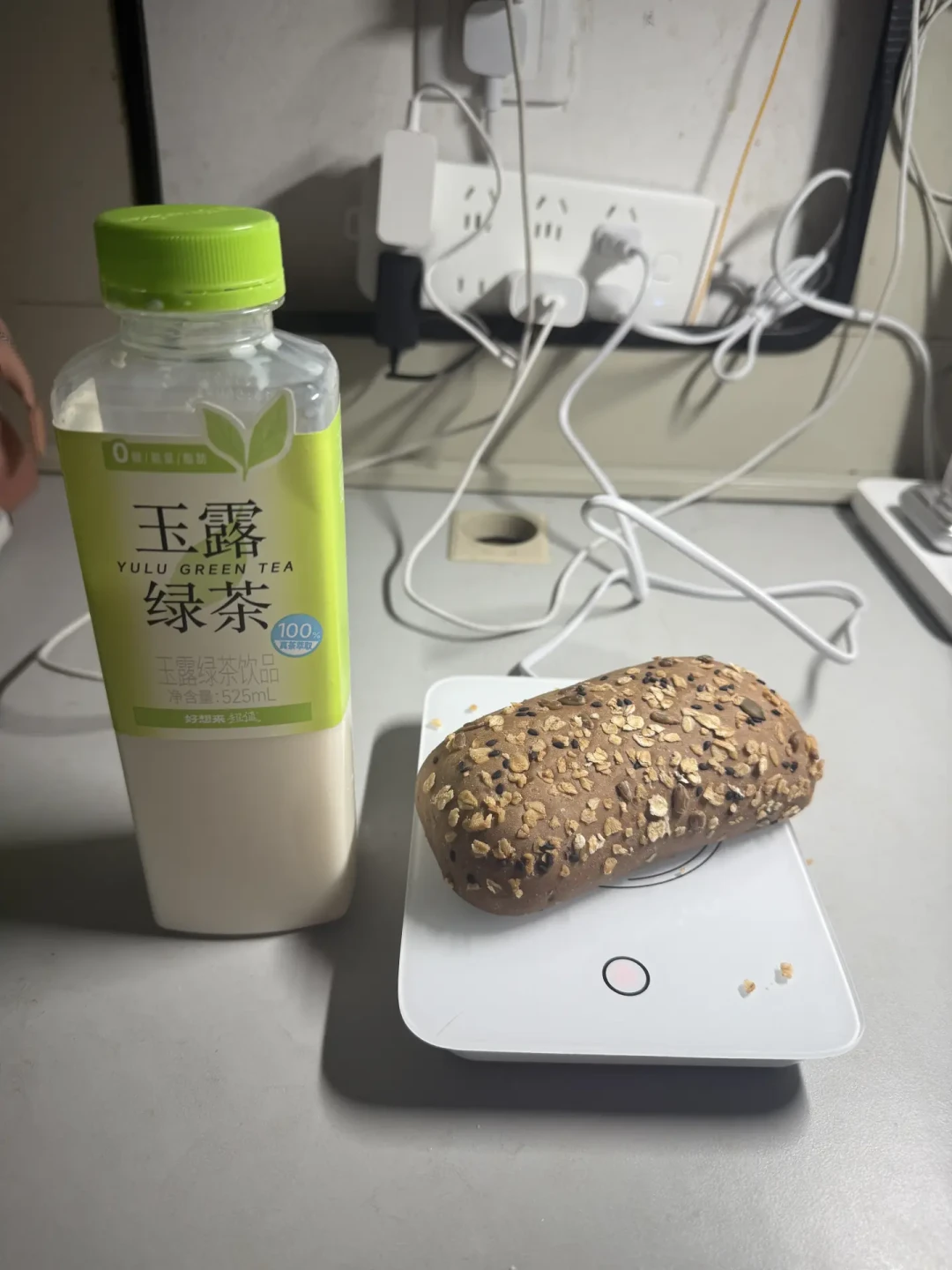 8/29到9/13新发6条杯垫帖5条不过50赞,顶热搜的还是那条