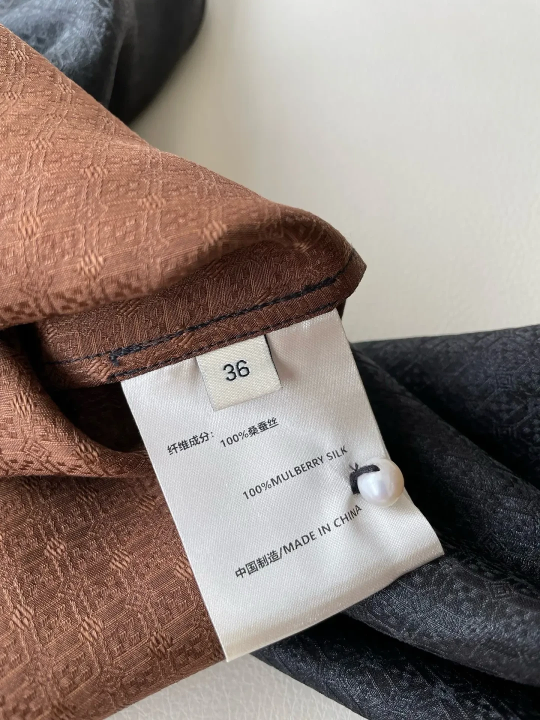 国家给丝绸“点名”了，香云纱又炸了：380块的“香云纱”为什么可能不算真，关键在一步河泥