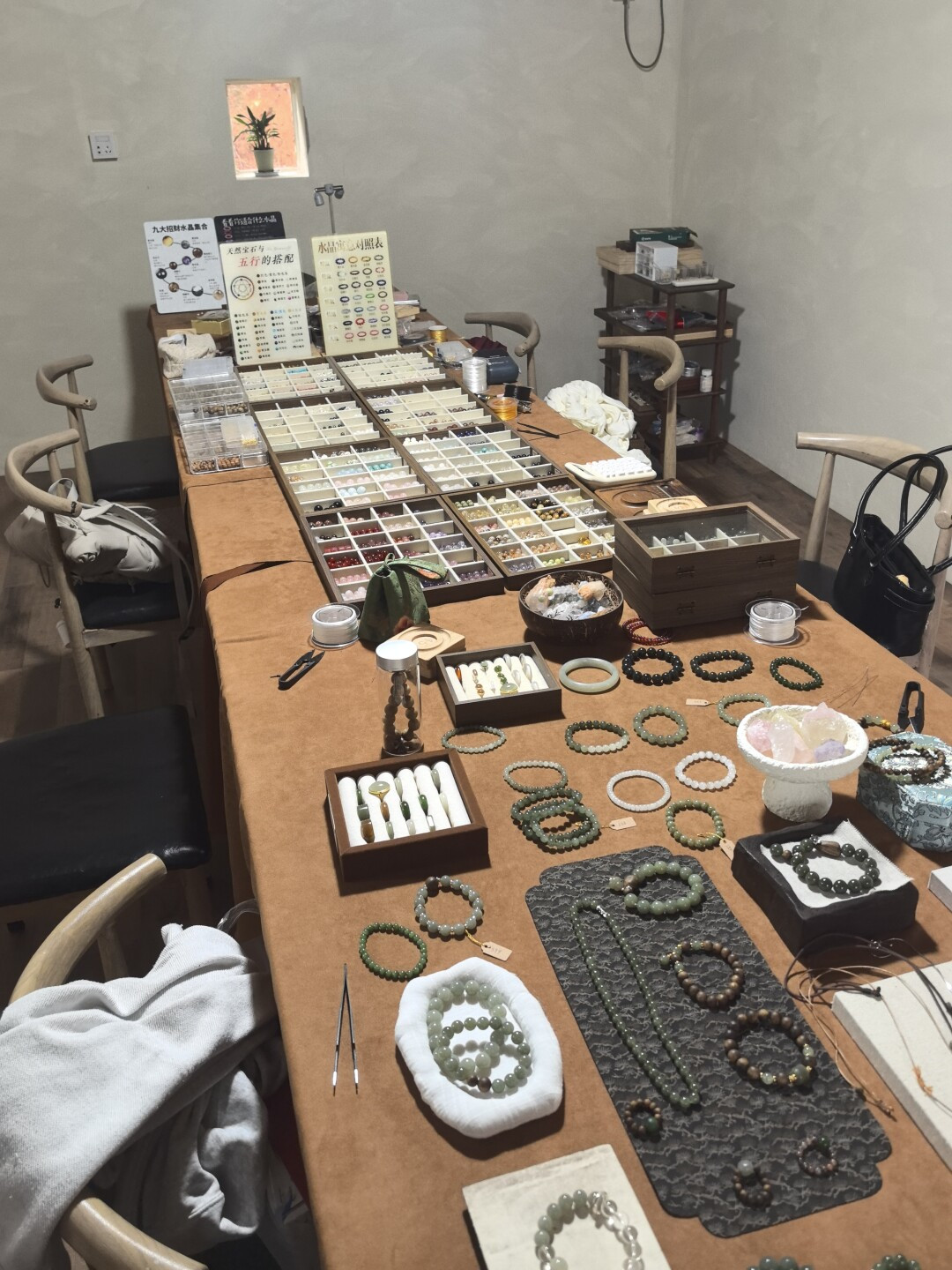 又一条水晶店「离职爆料」火了:成本50的手串卖399,想自己买珠DIY,先看懂今秋这条改玩法的新规