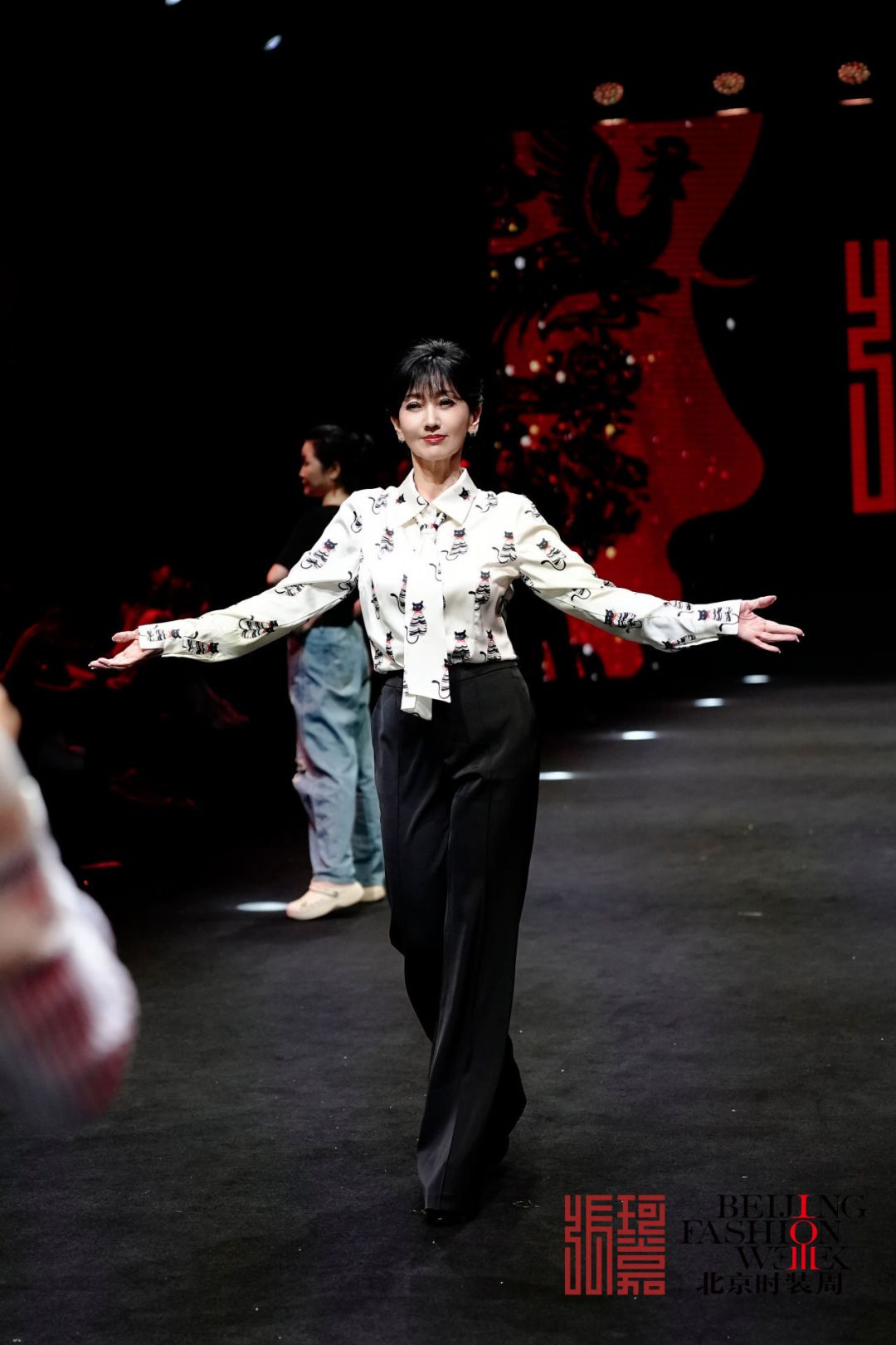 同一天两个“赵雅芝”上热搜:72岁的她在央视把“施法手势”又演了一遍,全网还把她年龄叫错了一岁