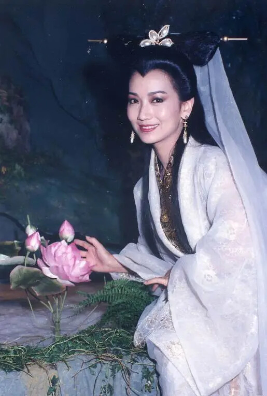 同一天两个“赵雅芝”上热搜:72岁的她在央视把“施法手势”又演了一遍,全网还把她年龄叫错了一岁