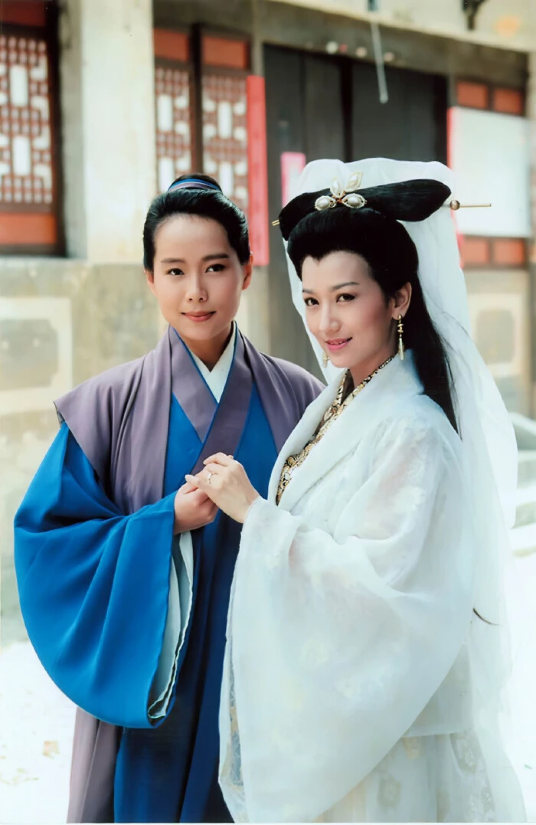 同一天两个“赵雅芝”上热搜:72岁的她在央视把“施法手势”又演了一遍,全网还把她年龄叫错了一岁