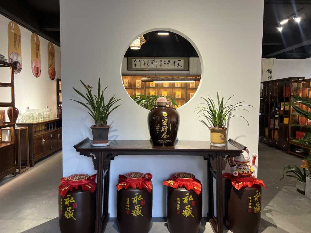 中秋前12天:32万家烟酒店在关门,「充值送酒」的海报却贴得更凶——办卡钱交出去之前,先把三笔账算完