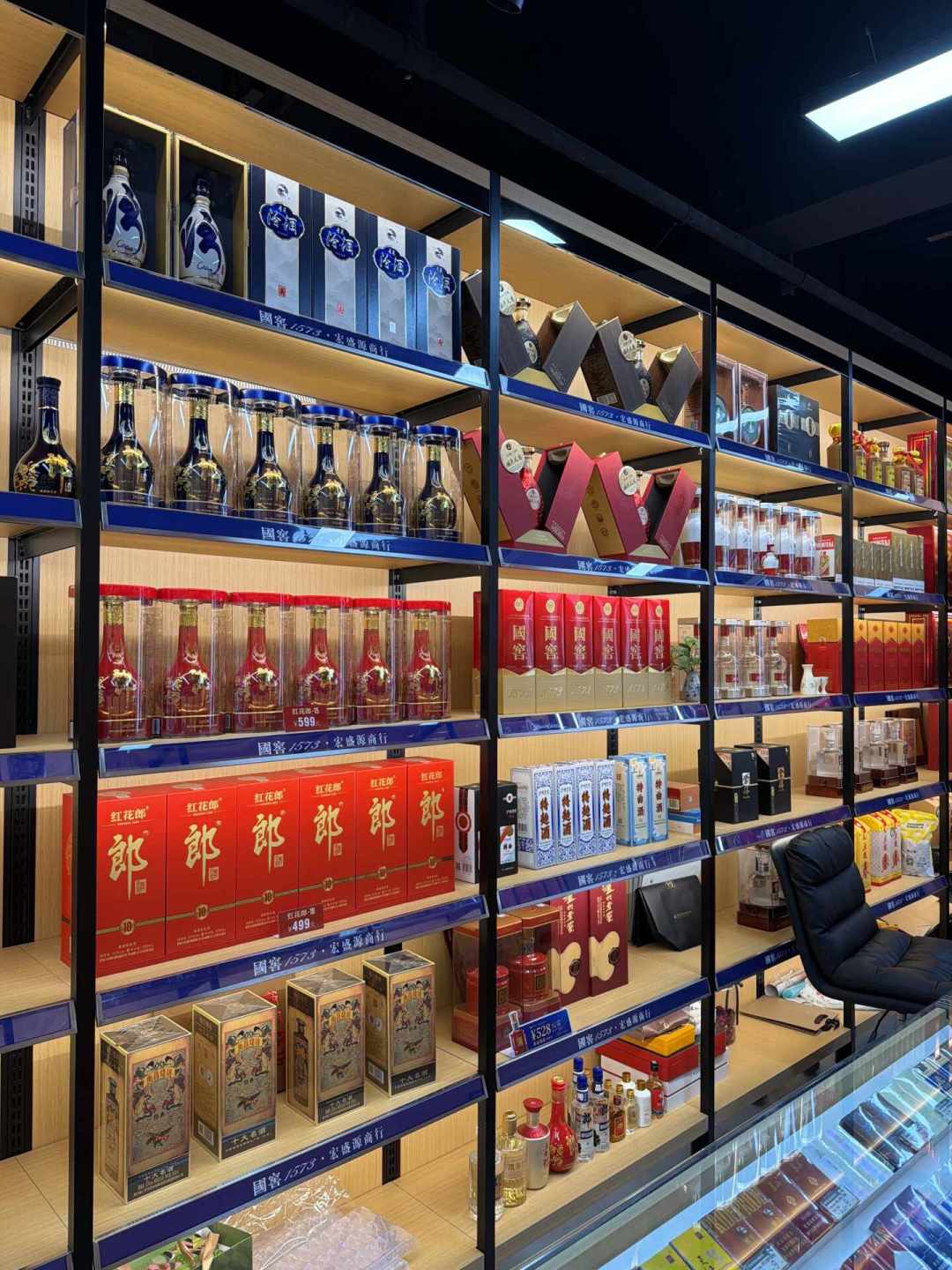 中秋前12天:32万家烟酒店在关门,「充值送酒」的海报却贴得更凶——办卡钱交出去之前,先把三笔账算完