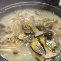 菌子再下一周市:被"上锁"的锅、30块一斤的人工见手青,这顿云南菌子火锅怎么吃才不冤