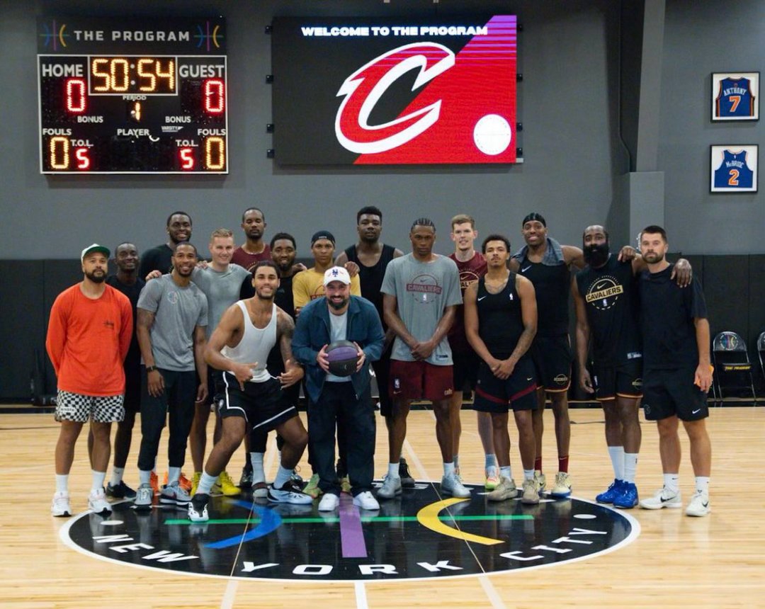 哈登在骑士的第一个完整赛季：队记说他不必独扛，ESPN说这是必须，西训营开赛前先换三本账看哈登