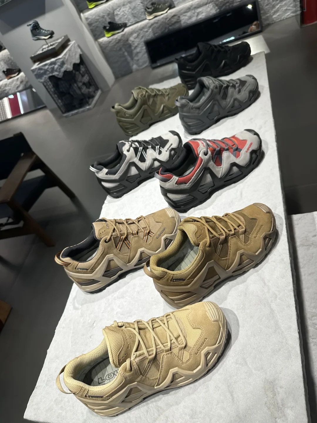 36.5最小码吓退小码女生?我翻完买退帖、捡漏帖和专柜店员的嘴,发现LOWA的33—37码女生其实有路