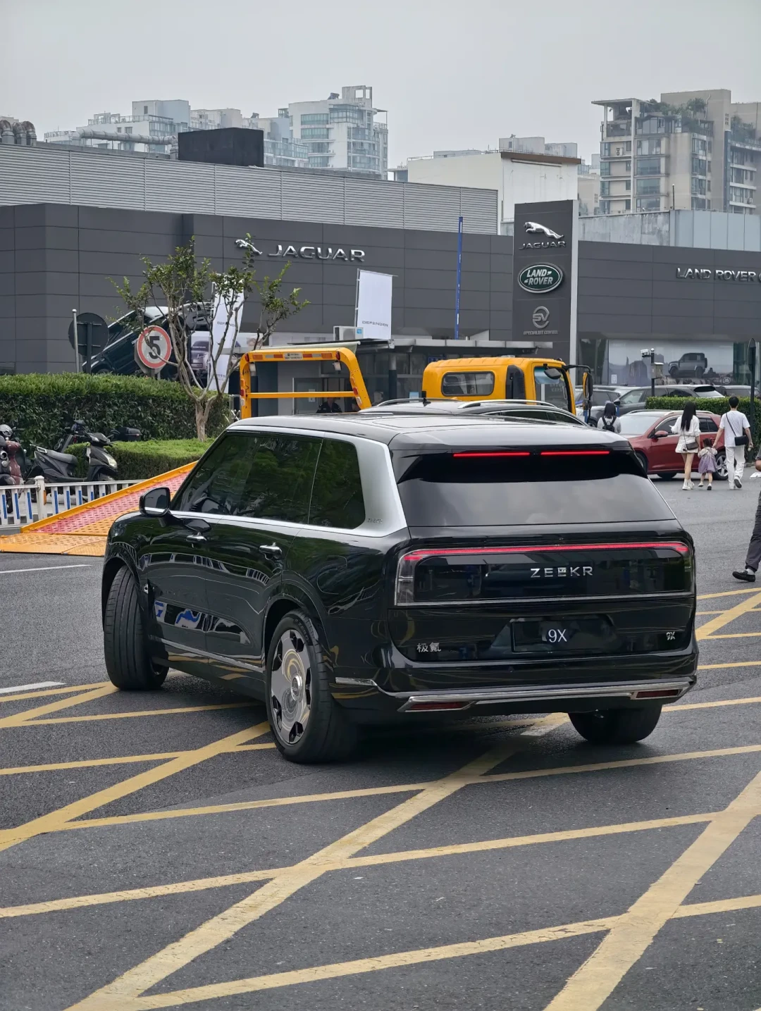 你想改的熏黑尾灯，车企已经开始原厂给你装：原厂黑化和后市场黑化，压根是两回事