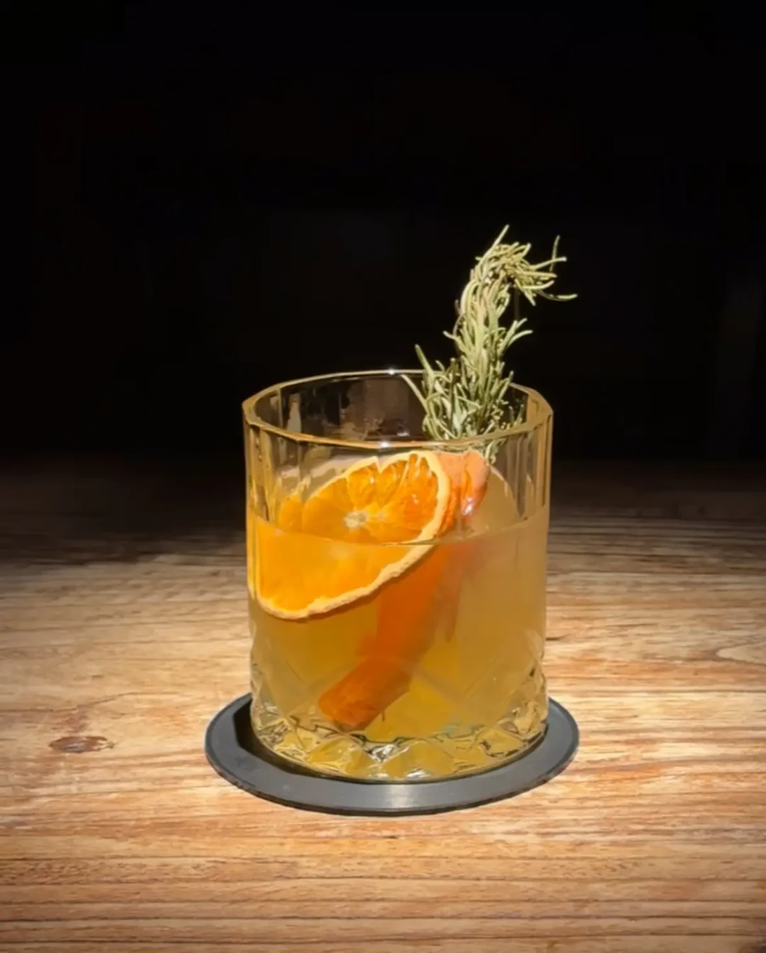 降温后第一杯,多半是被料包毁掉的:翻了70多篇热饮帖和138条翻车评论,我把在家热酒拆成四条路线、一杯的账和时间线