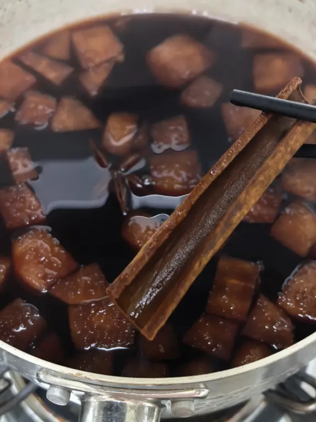 降温后第一杯,多半是被料包毁掉的:翻了70多篇热饮帖和138条翻车评论,我把在家热酒拆成四条路线、一杯的账和时间线