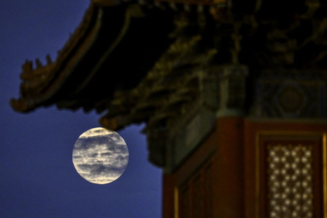 今年中秋的月亮十七圆:我核对了全网刷屏的16句“中秋诗”,9句其实不是写给中秋的