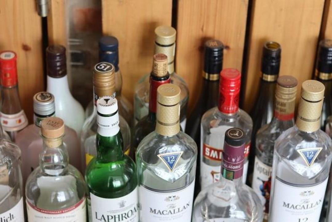 拍场97.8%成交、家里越存越不香:浓香老酒之争一次说清,附你柜里那几瓶的自查表